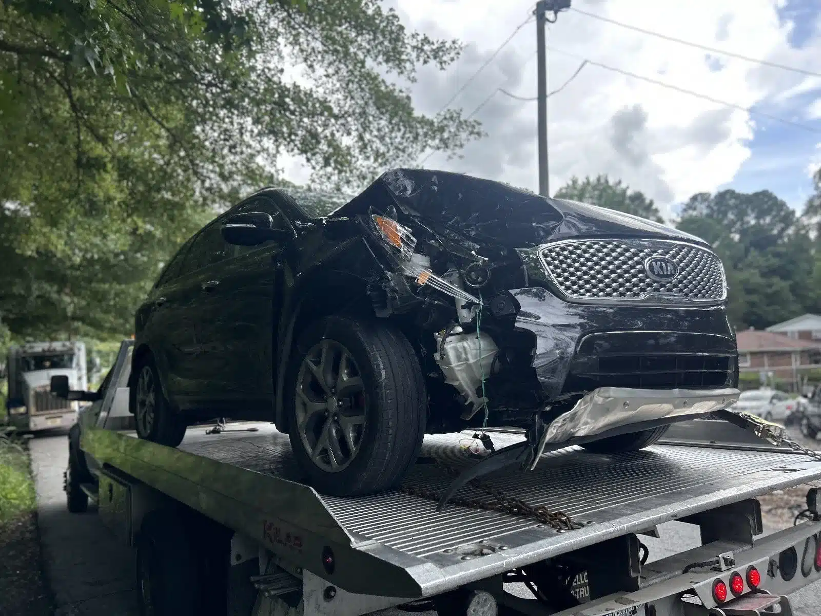 Accident vehicle towing by Amanah tow.